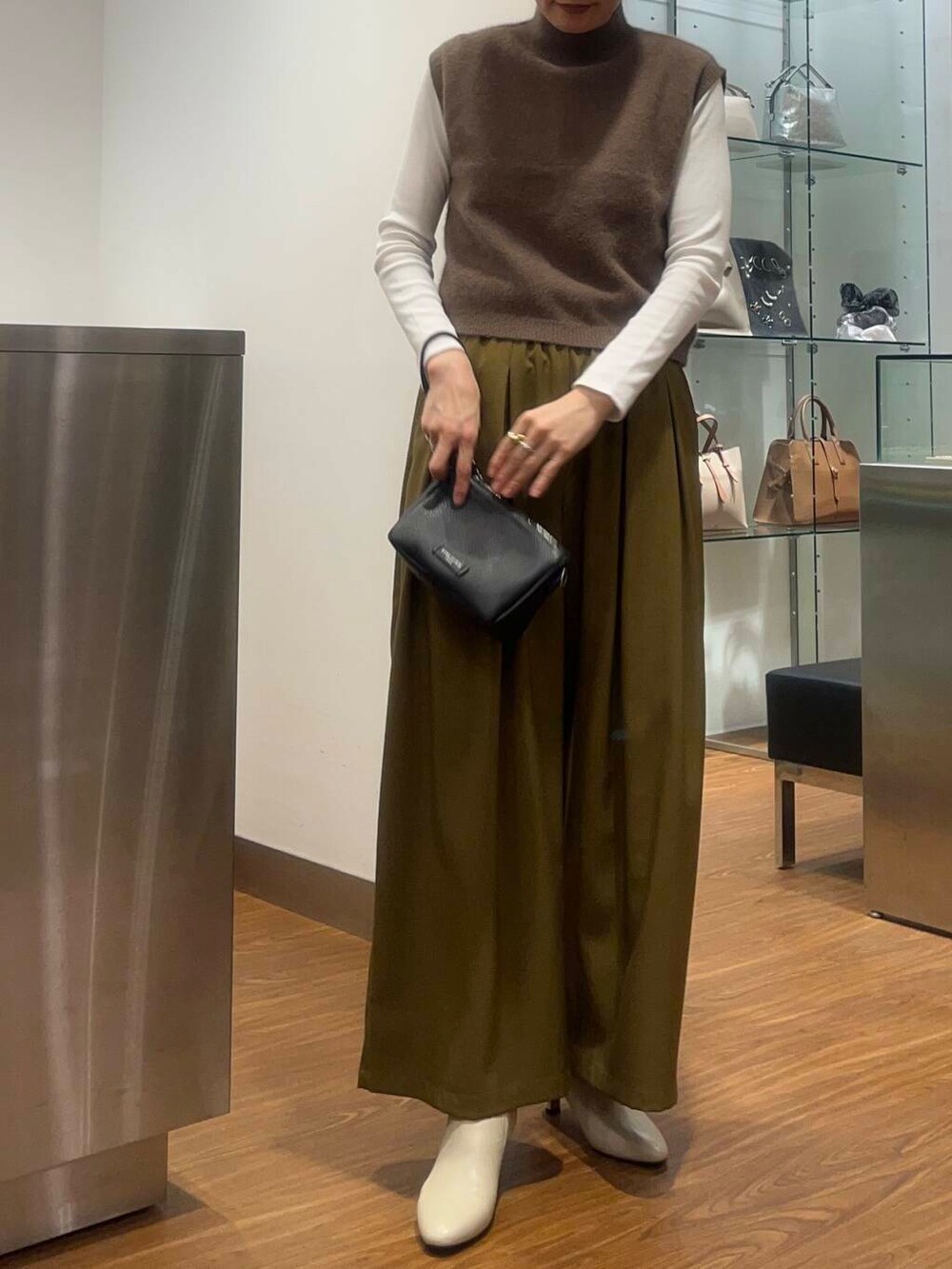 ホワイト系のTシャツ/カットソー、ベージュ系のその他パンツ、ベージュ系のブーツを着用したレディースの秋コーディネートの2枚目の写真