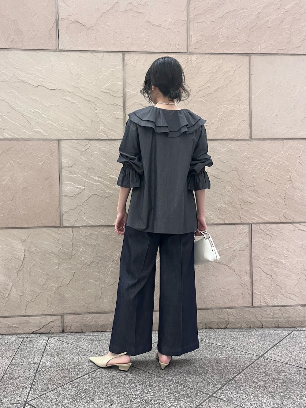 ブルー系のシャツ/ブラウス、ブルー系のデニムパンツ、ベージュ系のその他シューズを着用したレディースの冬コーディネートの3枚目の写真