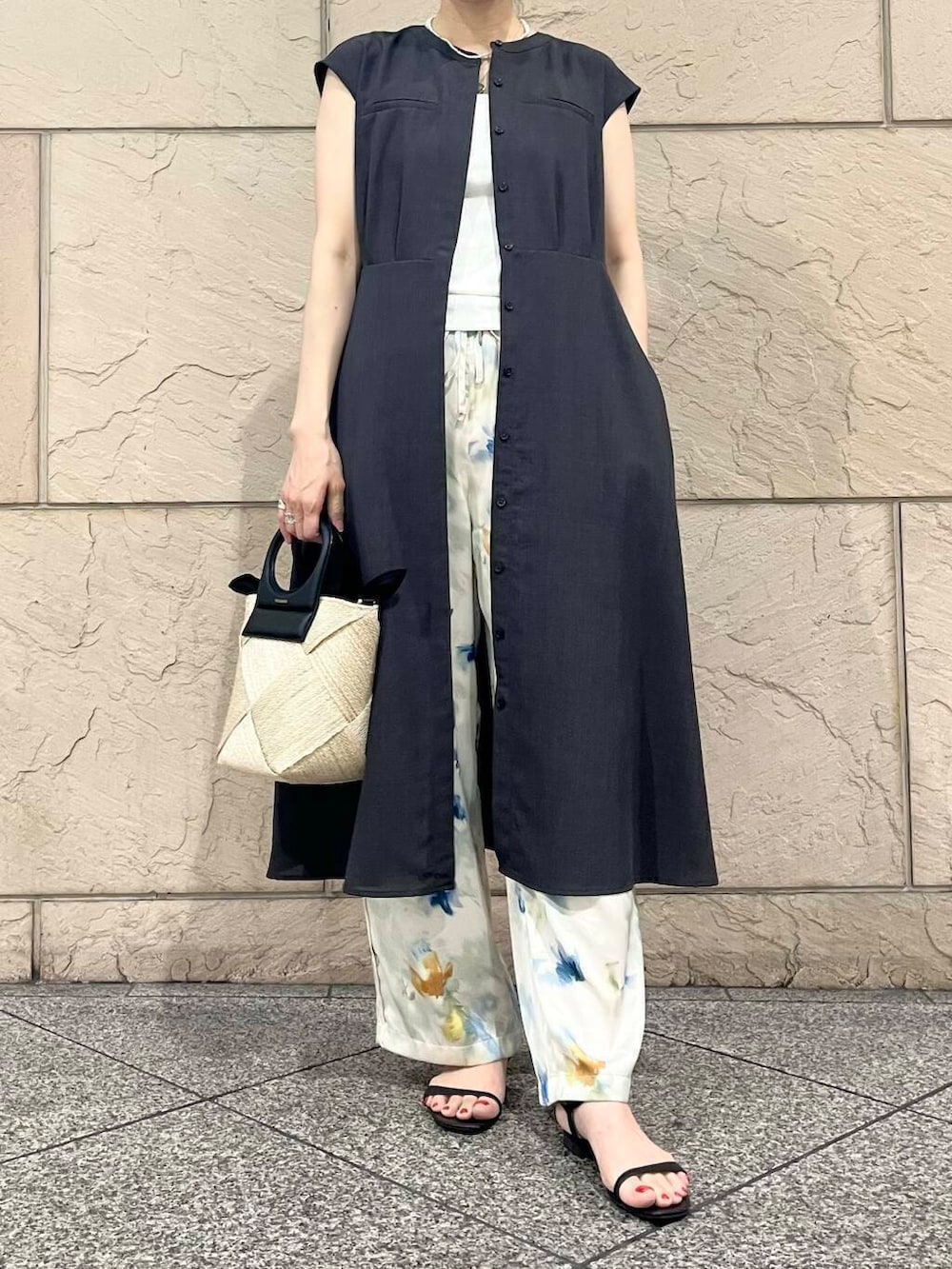 ホワイト系のキャミソール、グレー系のワンピース、その他のその他パンツを着用したレディースの夏コーディネートの3枚目の写真