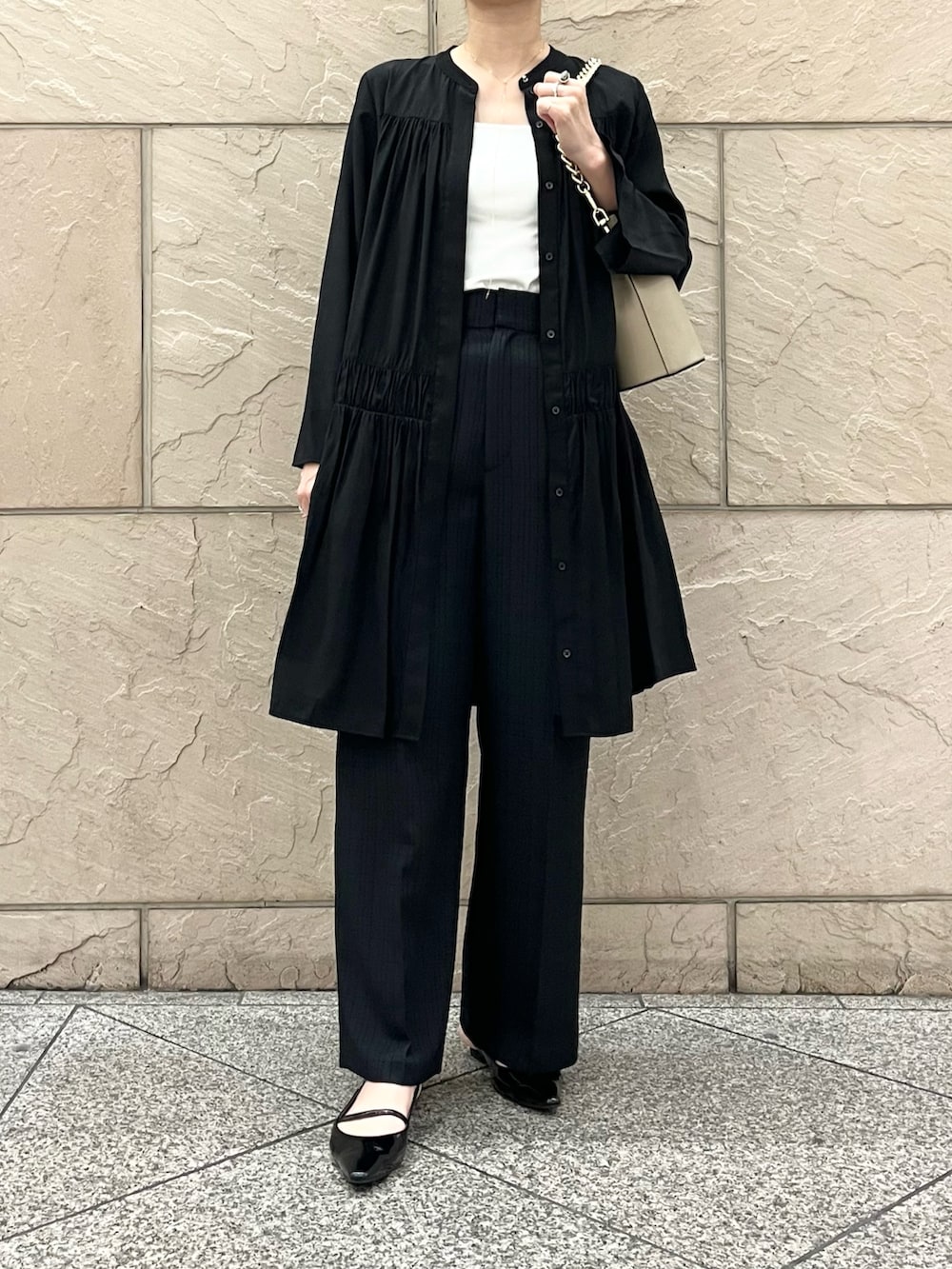 ブラック系のその他パンツ、ホワイト系のキャミソール、ブラック系のワンピースを着用したレディースの秋コーディネートの2枚目の写真