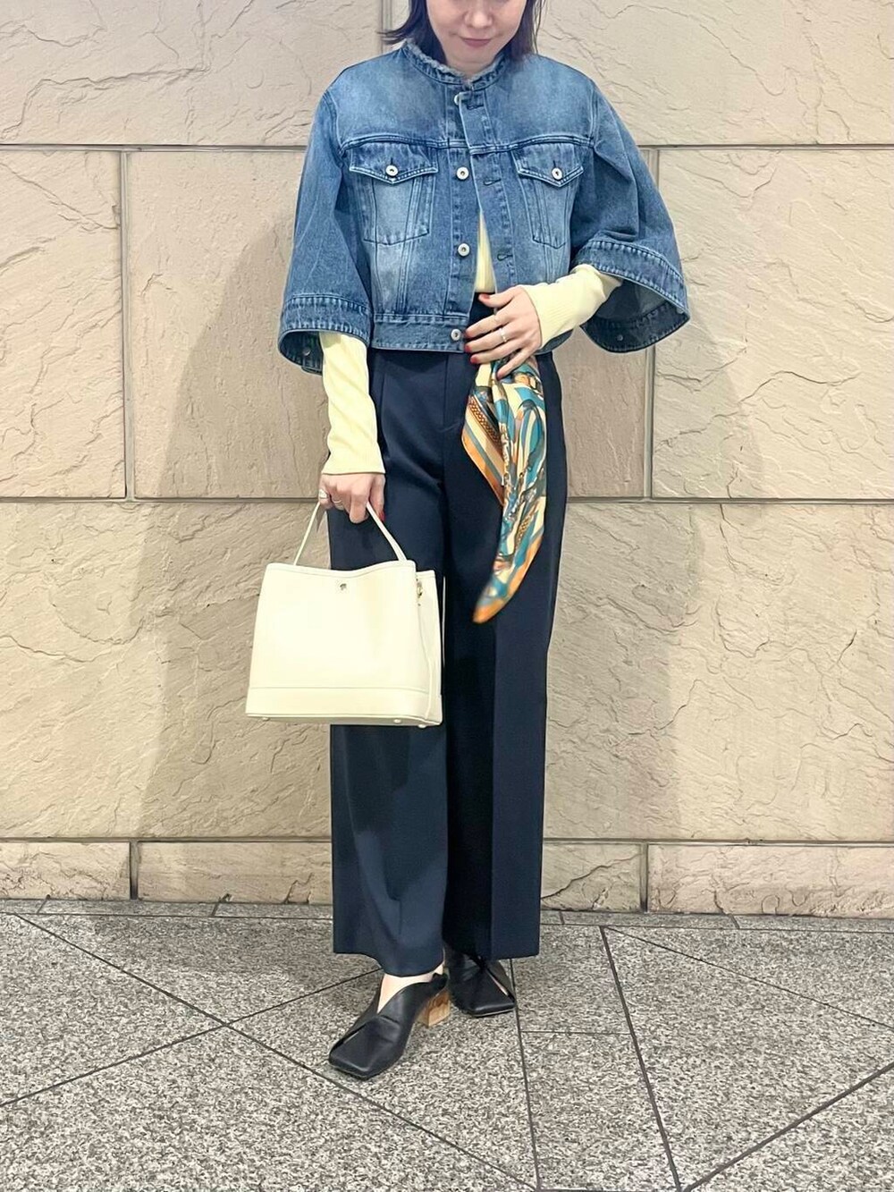 ブルー系のその他パンツ、イエロー系のTシャツ/カットソー、ブルー系のデニムジャケットを着用したレディースの冬コーディネートの3枚目の写真