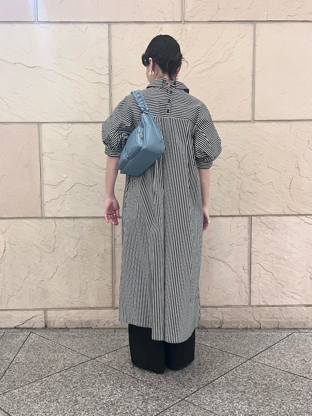 ブラック系のその他パンツ、ブルー系のショルダーバッグ、ブラック系のワンピースを着用したレディースの春コーディネートの3枚目の写真