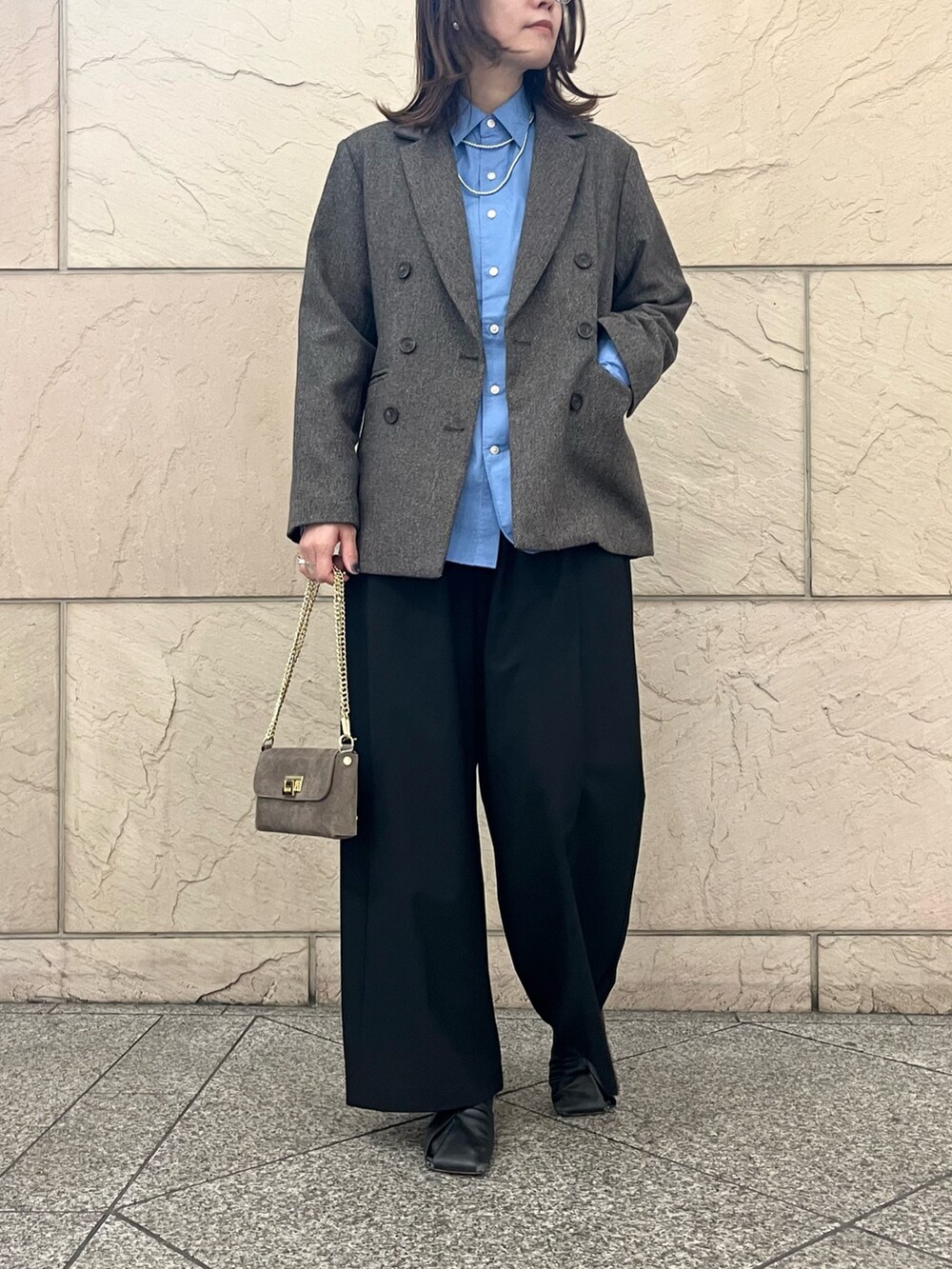 ブルー系のシャツ/ブラウス、ベージュ系のショルダーバッグ、ブラック系のその他パンツを着用したレディースの秋コーディネートの2枚目の写真