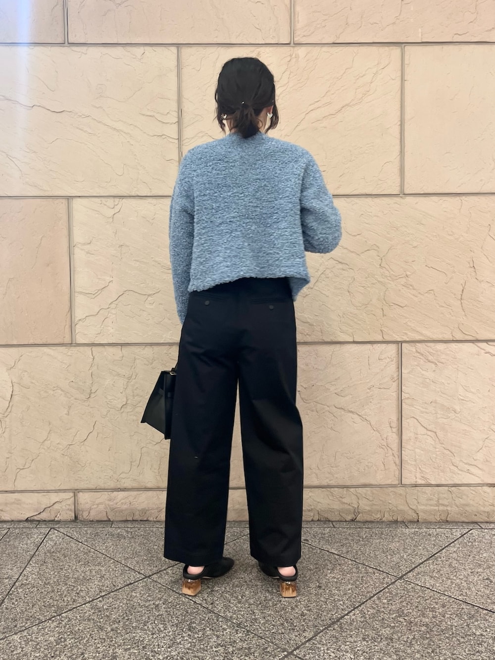 ブルー系のカーディガン/ボレロ、ホワイト系のTシャツ/カットソー、ブルー系のその他パンツを着用したレディースの春コーディネートの2枚目の写真