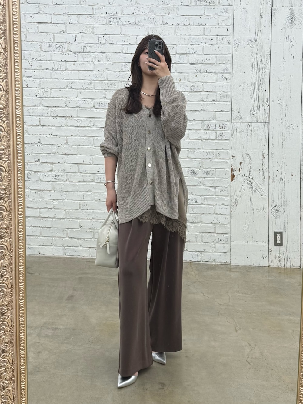 ブラウン系のその他パンツ、ブラウン系のカーディガン/ボレロ、ブラウン系のキャミソールを着用したレディースの春コーディネートの2枚目の写真