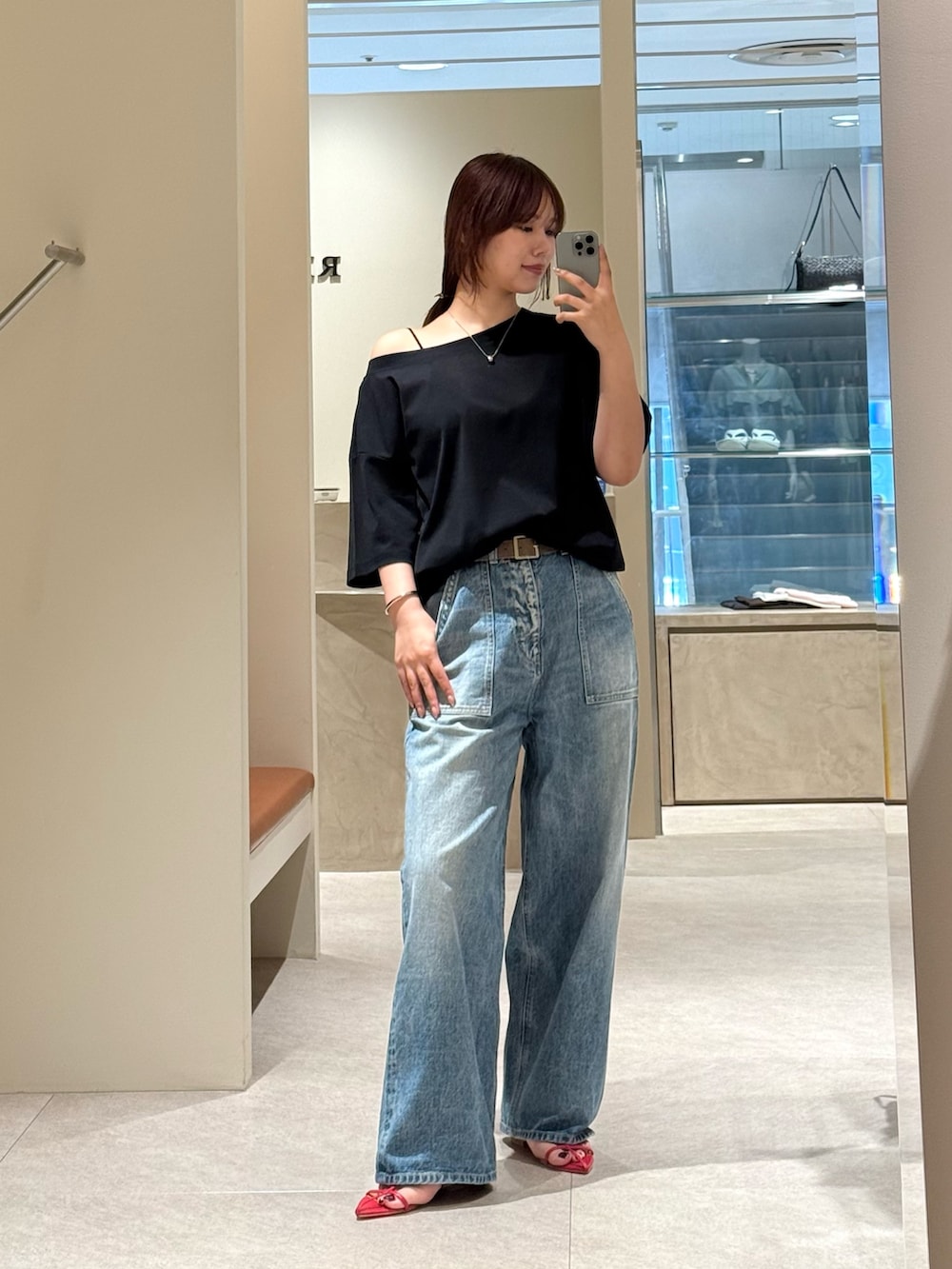 ブラック系のTシャツ/カットソー、ブルー系のデニムパンツ、レッド系のサンダルを着用したレディースの夏コーディネートの2枚目の写真