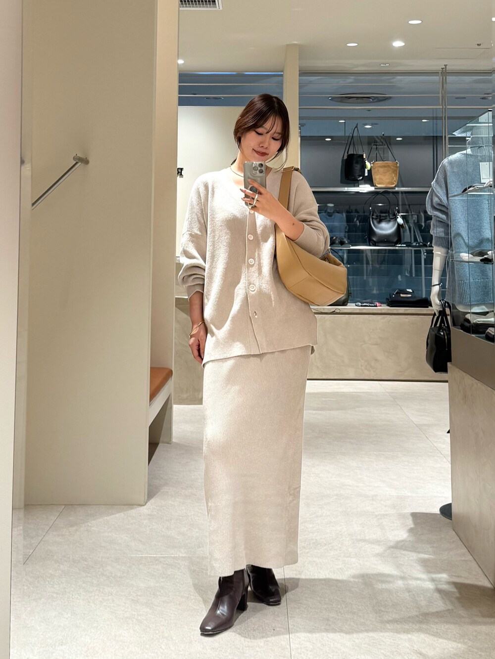 ホワイト系のニット/セーター、ホワイト系のスカートを着用したレディースの秋コーディネートの3枚目の写真