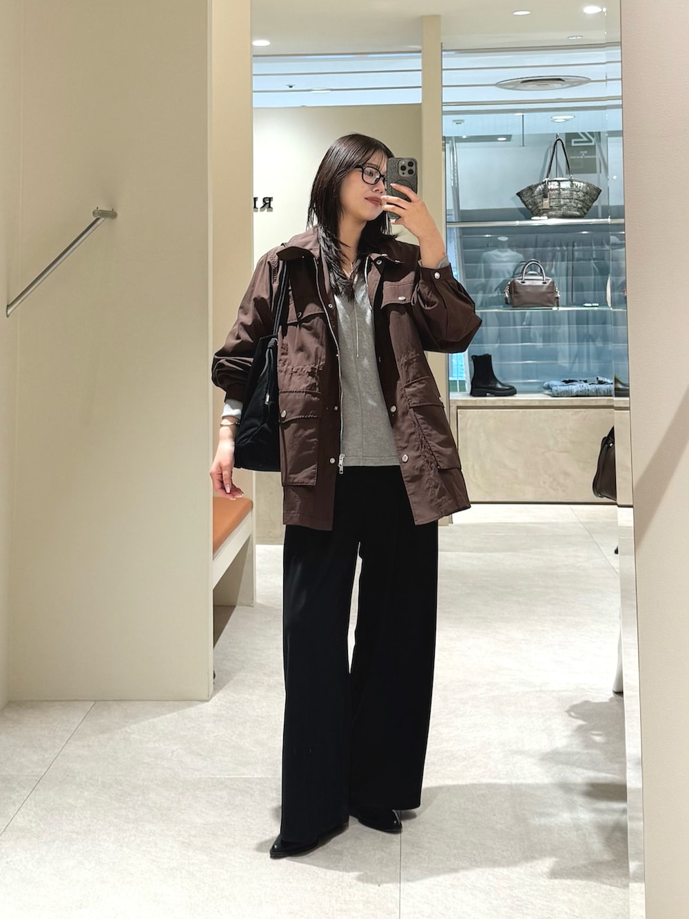 ブラウン系のブルゾン、ブラック系のその他パンツ、グレー系のスウェットを着用したレディースの春コーディネートの4枚目の写真