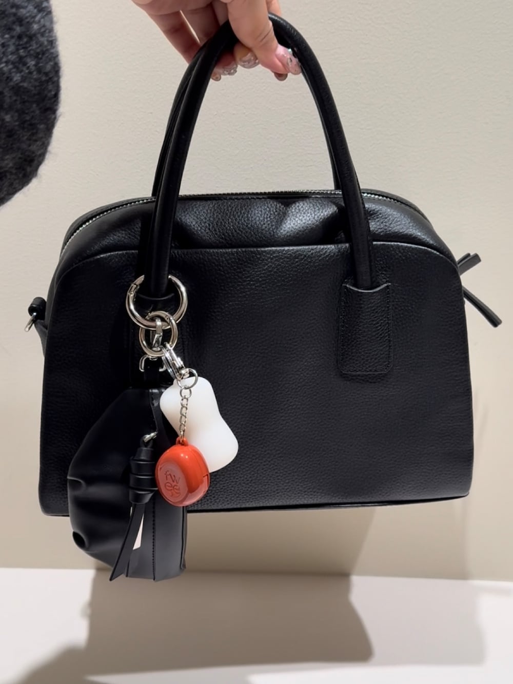 ブラック系のボストンバッグを着用したレディースの秋コーディネートの2枚目の写真