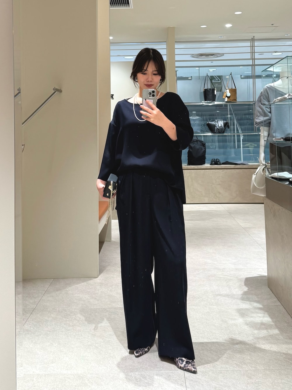 ブルー系のスラックス、ブルー系のシャツ/ブラウスを着用したレディースの冬コーディネートの3枚目の写真