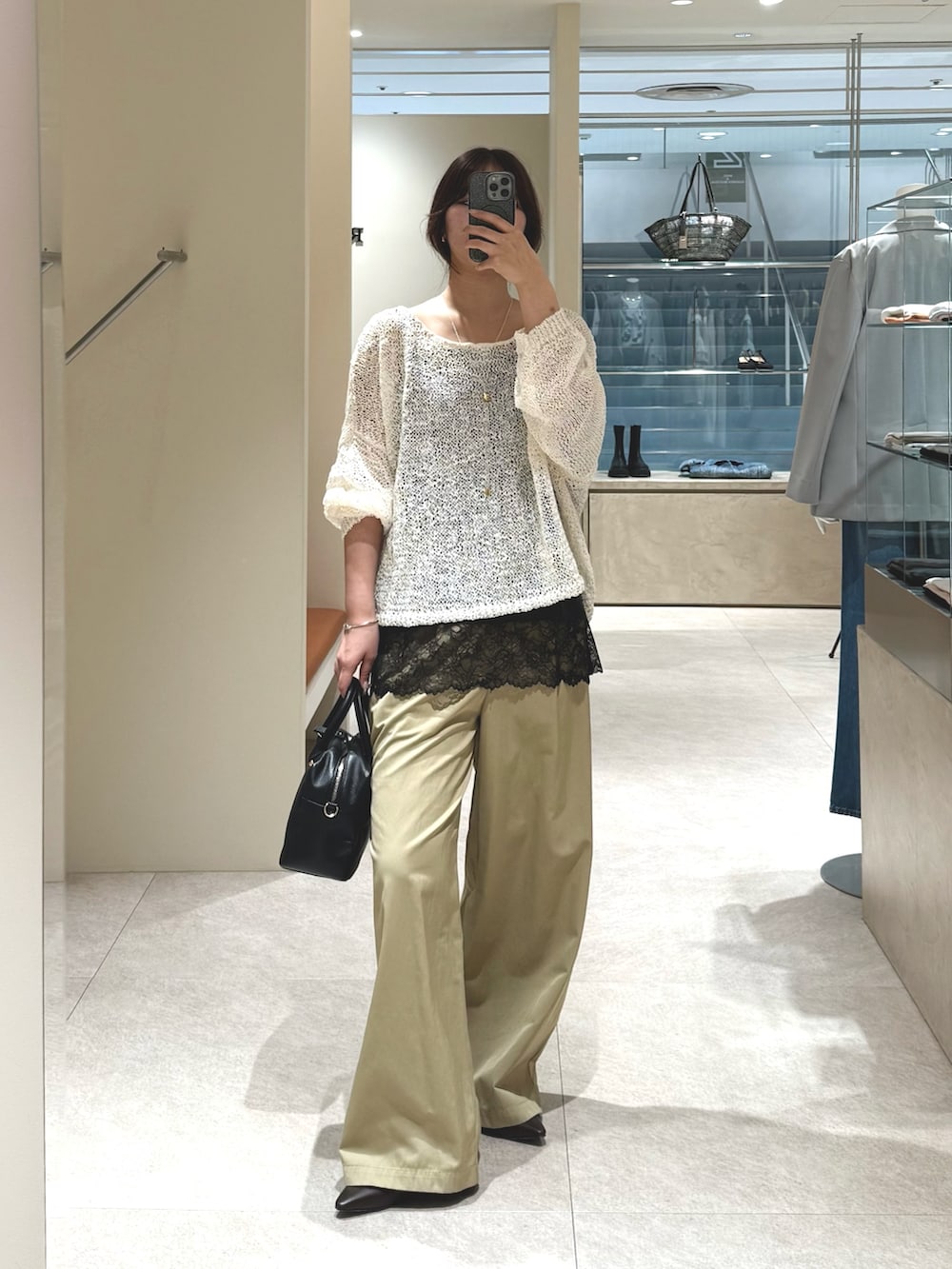 ホワイト系のニット/セーター、ベージュ系のその他パンツ、ブラック系のキャミソールを着用したレディースの春コーディネートの4枚目の写真