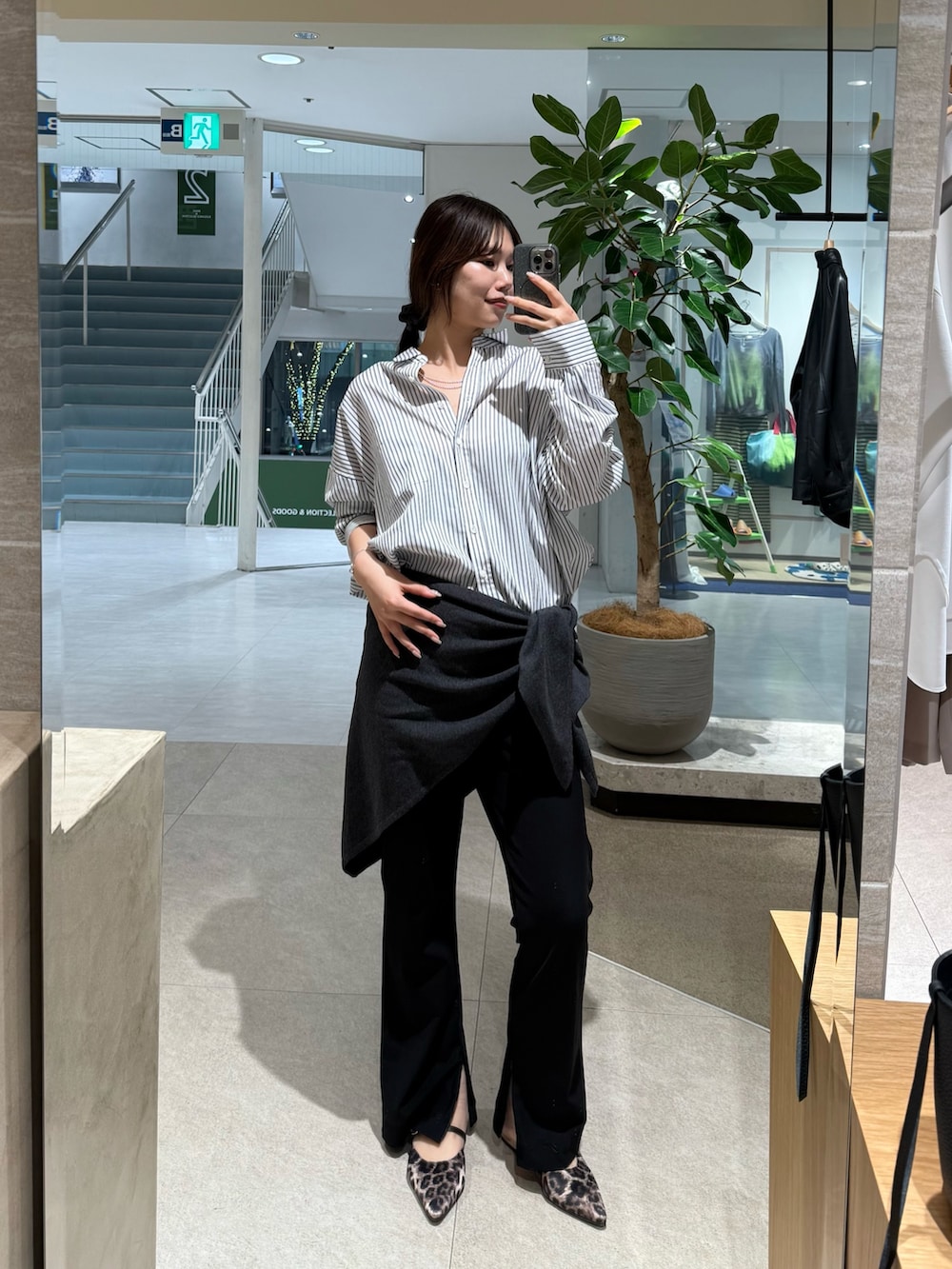 ホワイト系のシャツ/ブラウス、ブラック系のその他パンツ、ベージュ系のその他シューズを着用したレディースの冬コーディネートの2枚目の写真