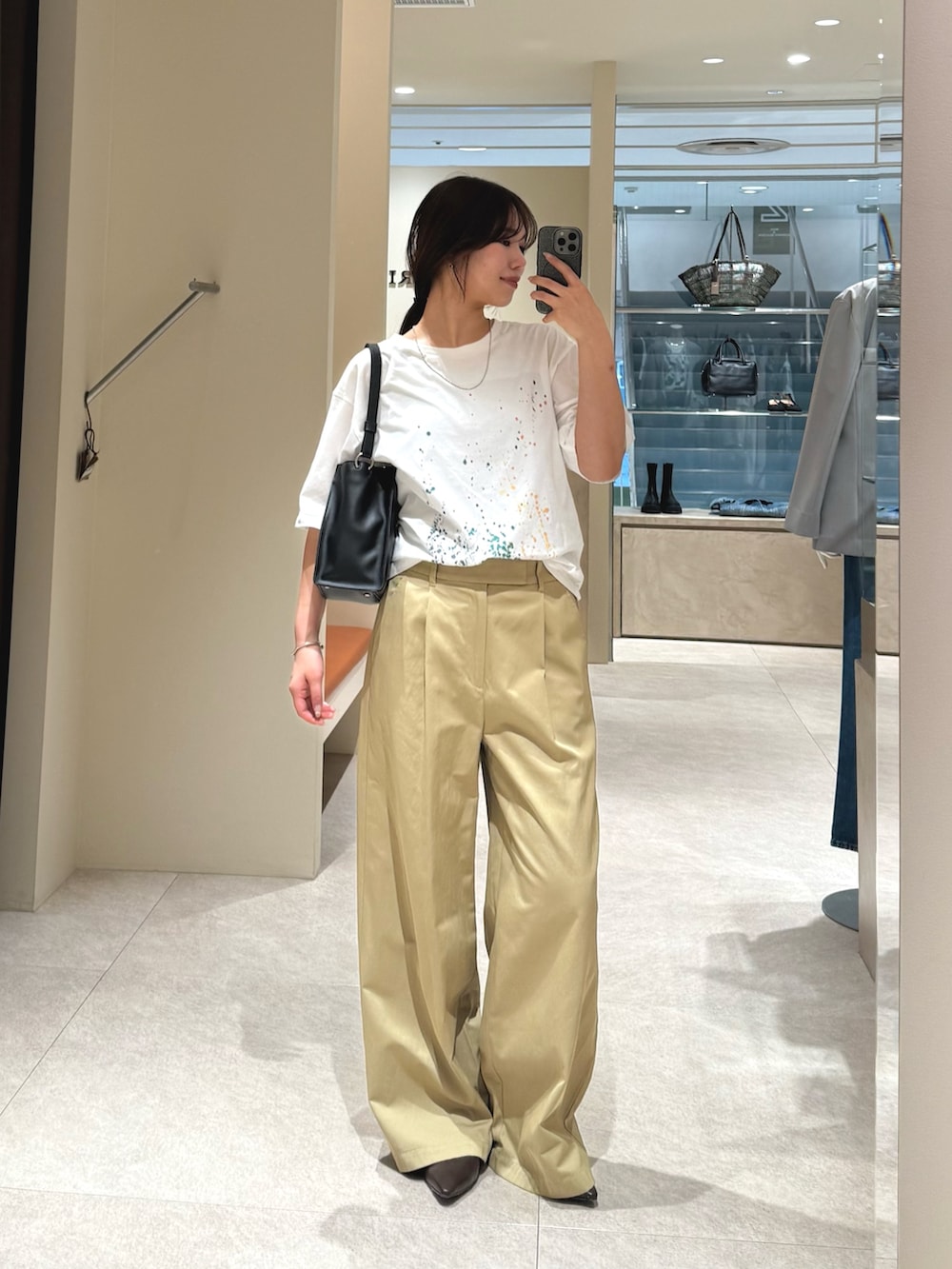 ベージュ系のトレンチコート、ベージュ系のその他パンツを着用したレディースの冬コーディネートの6枚目の写真