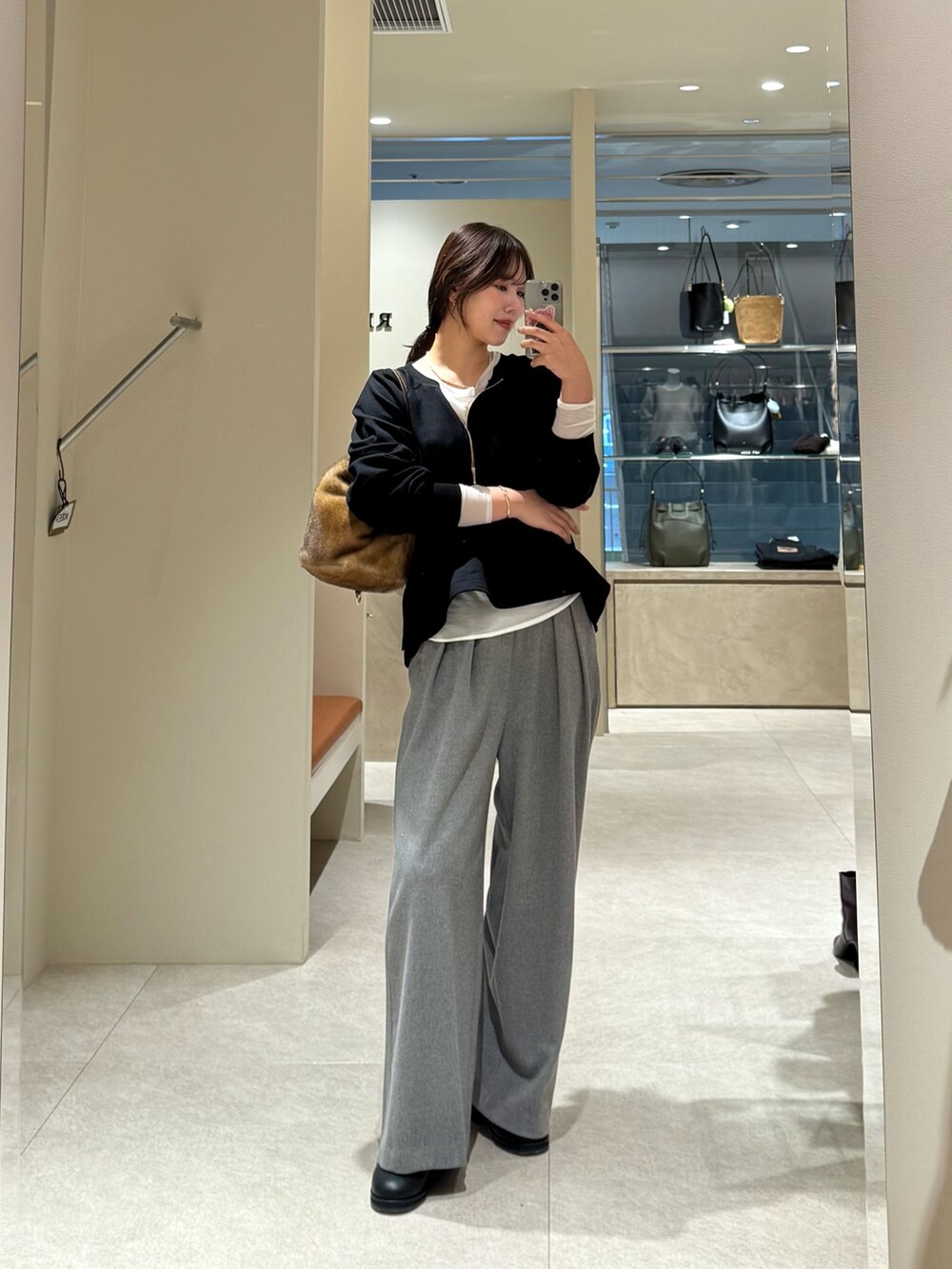 ブラック系のスウェット、グレー系のスラックス、ブラック系のシャツ/ブラウスを着用したレディースの秋コーディネートの6枚目の写真