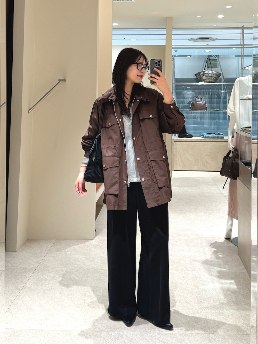 ブラウン系のブルゾン、ブラック系のその他パンツ、グレー系のスウェットを着用したレディースの春コーディネートの3枚目の写真