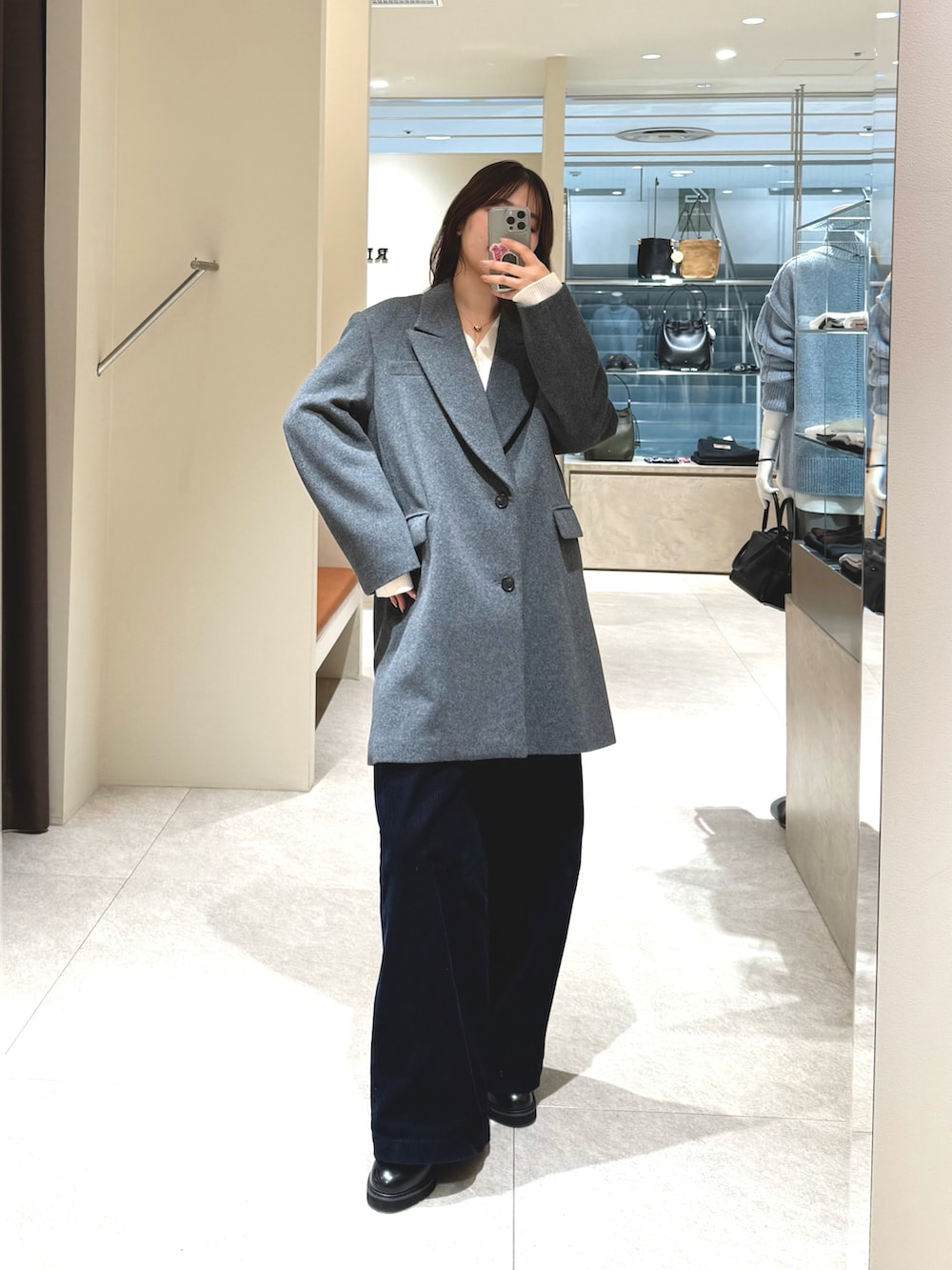 グレー系のその他アウター、ブラック系のその他パンツ、ホワイト系のニット/セーターを着用したレディースの冬コーディネートの3枚目の写真