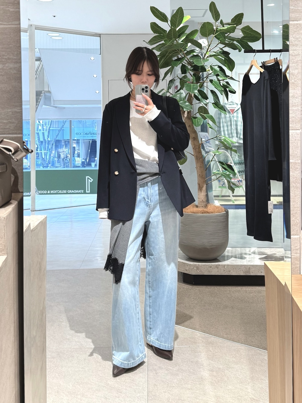 ブルー系のデニムパンツ、ブルー系のテーラードジャケット、グレー系のカーディガン/ボレロを着用したレディースの冬コーディネートの3枚目の写真