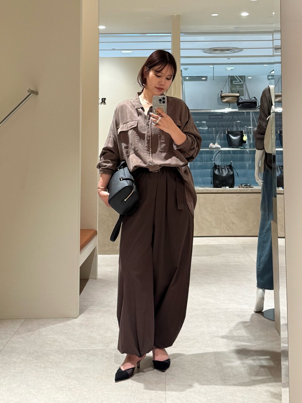 ブラウン系のシャツ/ブラウス、ブラウン系のその他パンツ、ブラック系のショルダーバッグを着用したレディースの夏コーディネートの3枚目の写真