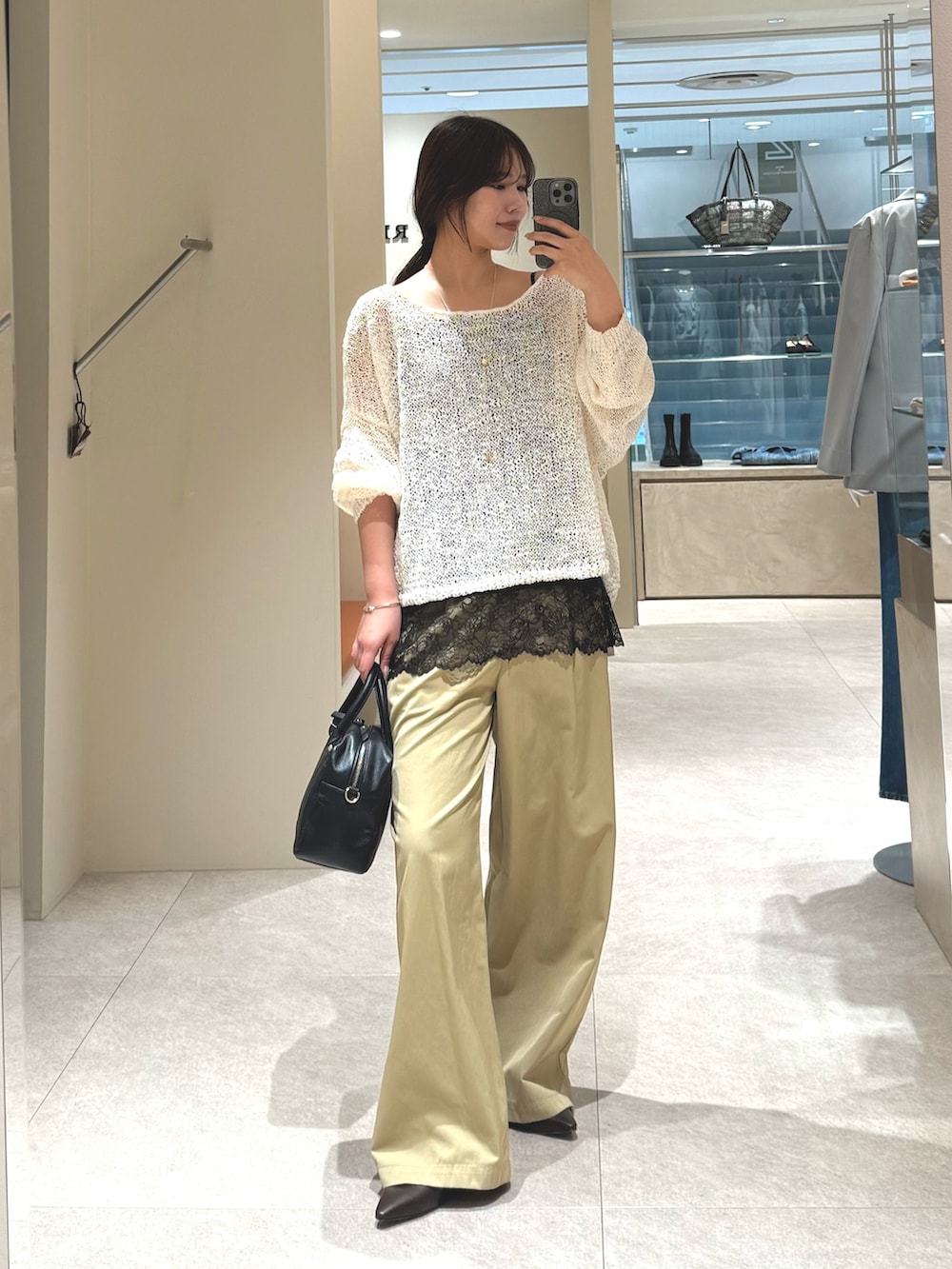 ホワイト系のニット/セーター、ベージュ系のその他パンツ、ブラック系のキャミソールを着用したレディースの春コーディネートの3枚目の写真