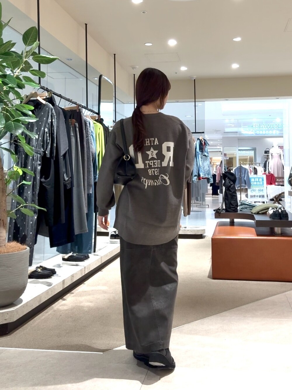 ブラック系のその他アウター、グレー系のスカート、グレー系のニット/セーターを着用したレディースの冬コーディネートの6枚目の写真