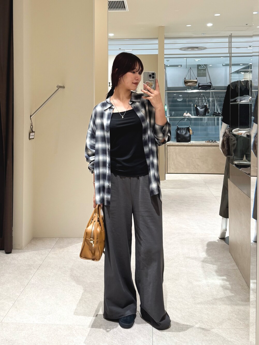 グレー系のその他パンツ、ブルー系のシャツ/ブラウスを着用したレディースの秋コーディネートの2枚目の写真