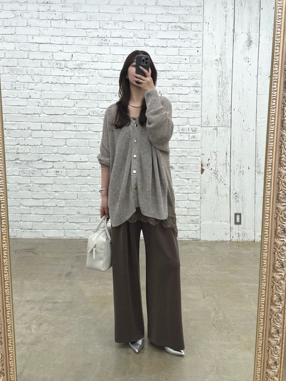 ブラウン系のその他パンツ、ブラウン系のカーディガン/ボレロ、ブラウン系のキャミソールを着用したレディースの春コーディネートの3枚目の写真