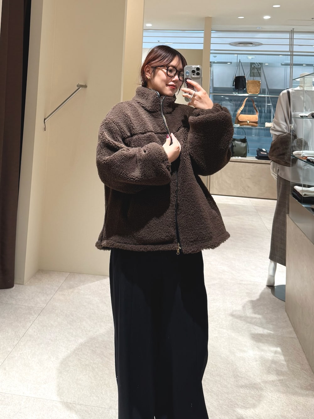 ブラウン系のその他アウター、ブラック系のその他パンツを着用したレディースの秋コーディネートの4枚目の写真