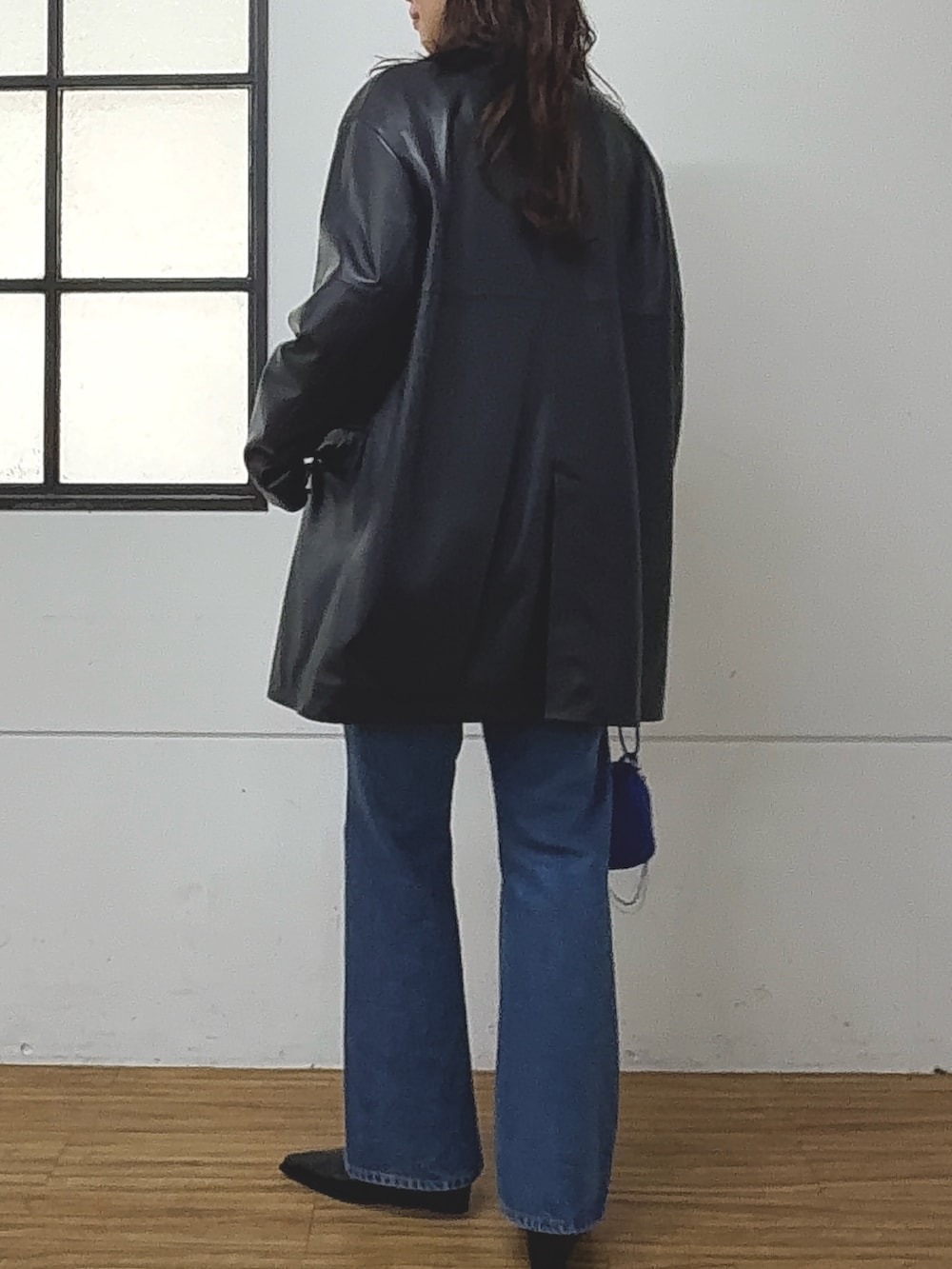 ブラック系のテーラードジャケット、ブルー系のデニムパンツ、グレー系のTシャツ/カットソーを着用したレディースの秋コーディネートの6枚目の写真