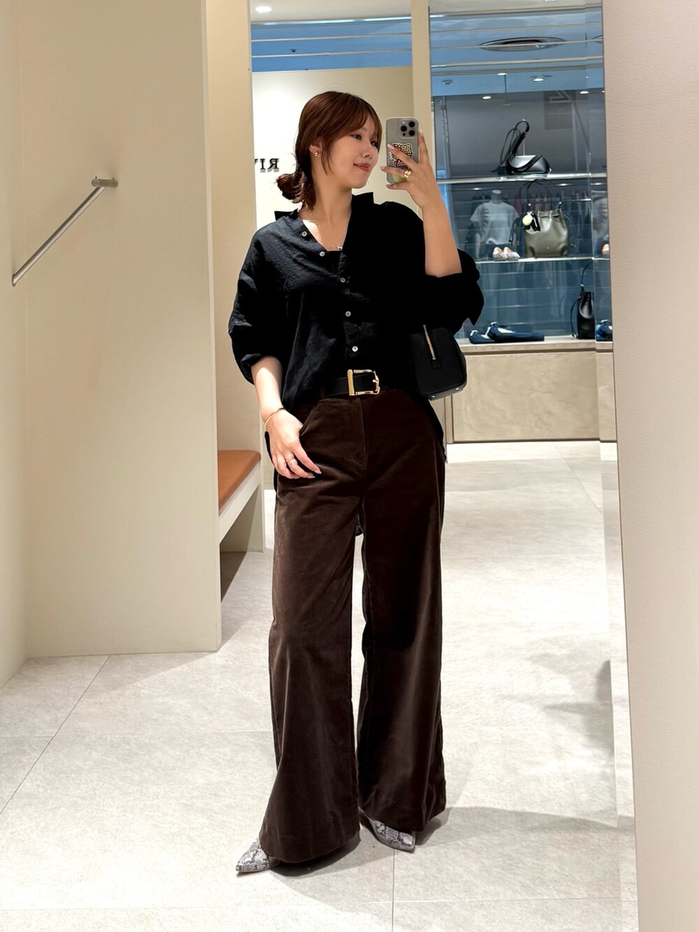 ブラウン系のその他パンツ、ブラック系のシャツ/ブラウス、ブラック系のショルダーバッグを着用したレディースの夏コーディネートの3枚目の写真