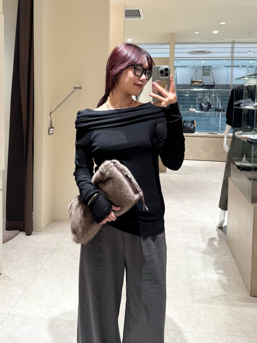 グレー系のその他パンツ、ブラック系のTシャツ/カットソー、ブラウン系のハンドバッグを着用したレディースの秋コーディネートの4枚目の写真