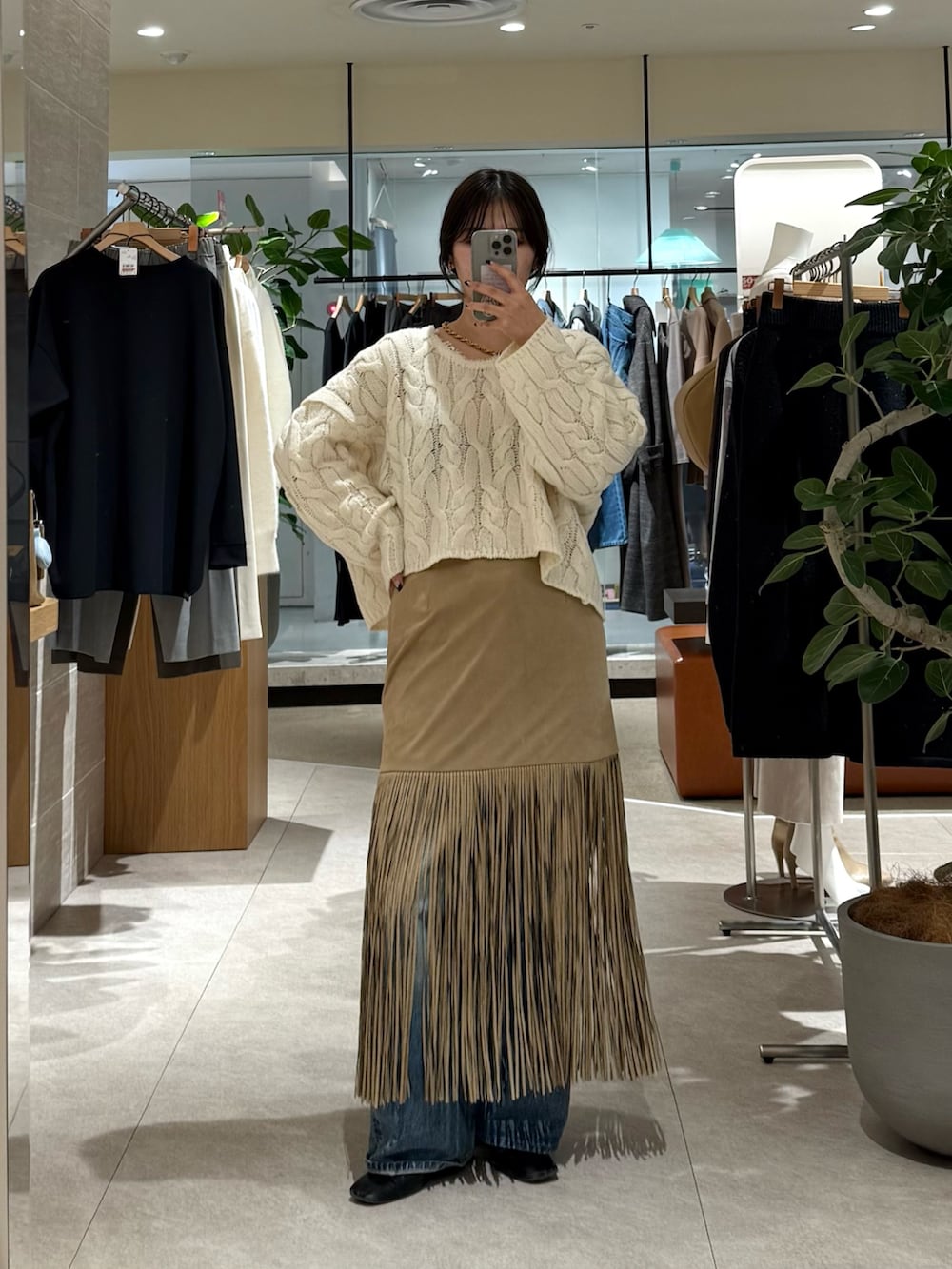 ホワイト系のニット/セーター、ベージュ系のスカートを着用したレディースの冬コーディネートの3枚目の写真