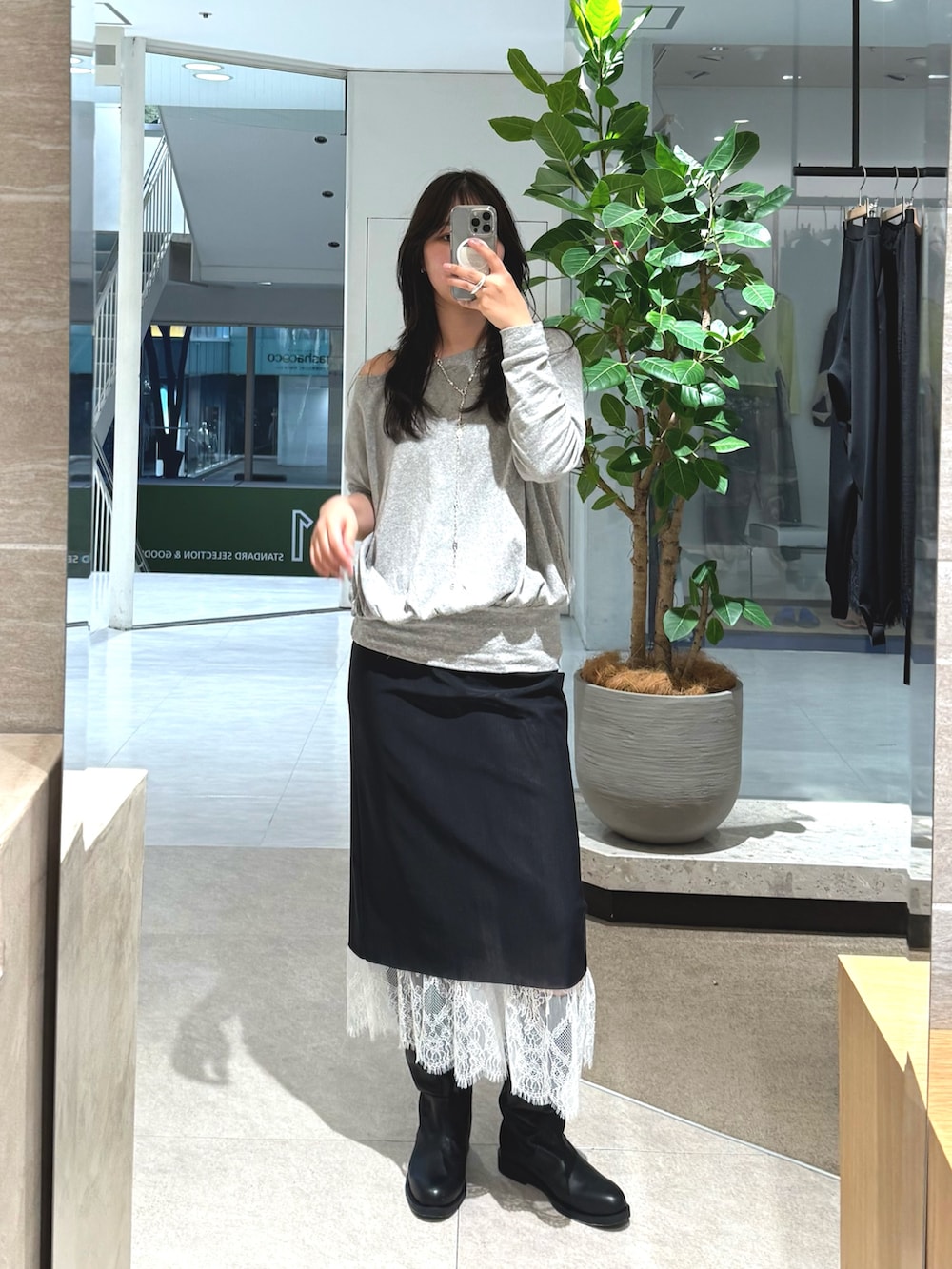 グレー系のTシャツ/カットソー、ブラック系のスカートを着用したレディースの秋コーディネートの3枚目の写真