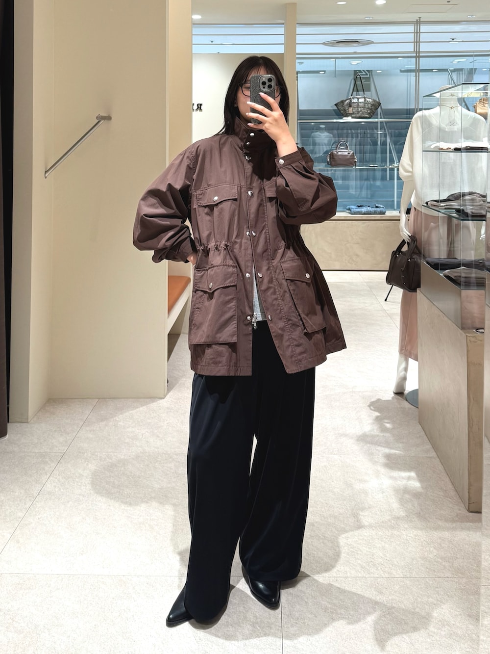 ブラウン系のブルゾン、ブラック系のその他パンツ、グレー系のスウェットを着用したレディースの春コーディネートの2枚目の写真