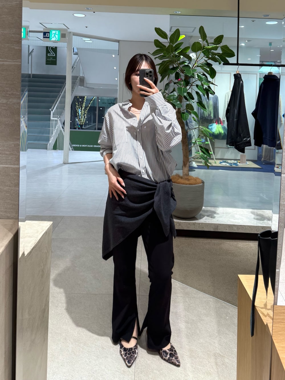 ホワイト系のシャツ/ブラウス、ブラック系のその他パンツ、ベージュ系のその他シューズを着用したレディースの冬コーディネートの3枚目の写真