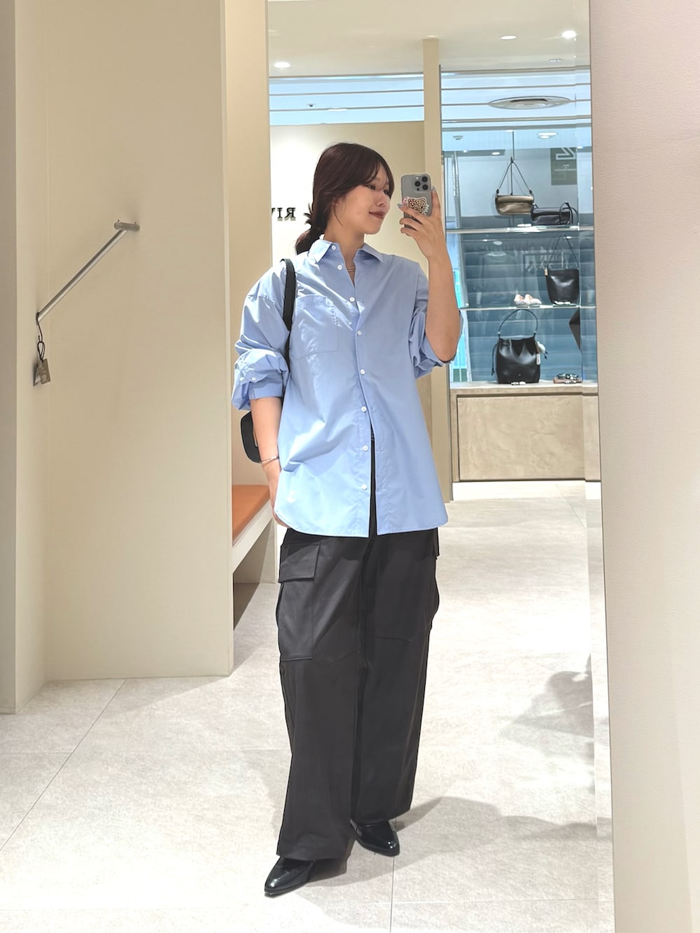 ブルー系のシャツ/ブラウス、ブラウン系のカーゴパンツを着用したレディースの夏コーディネートの3枚目の写真