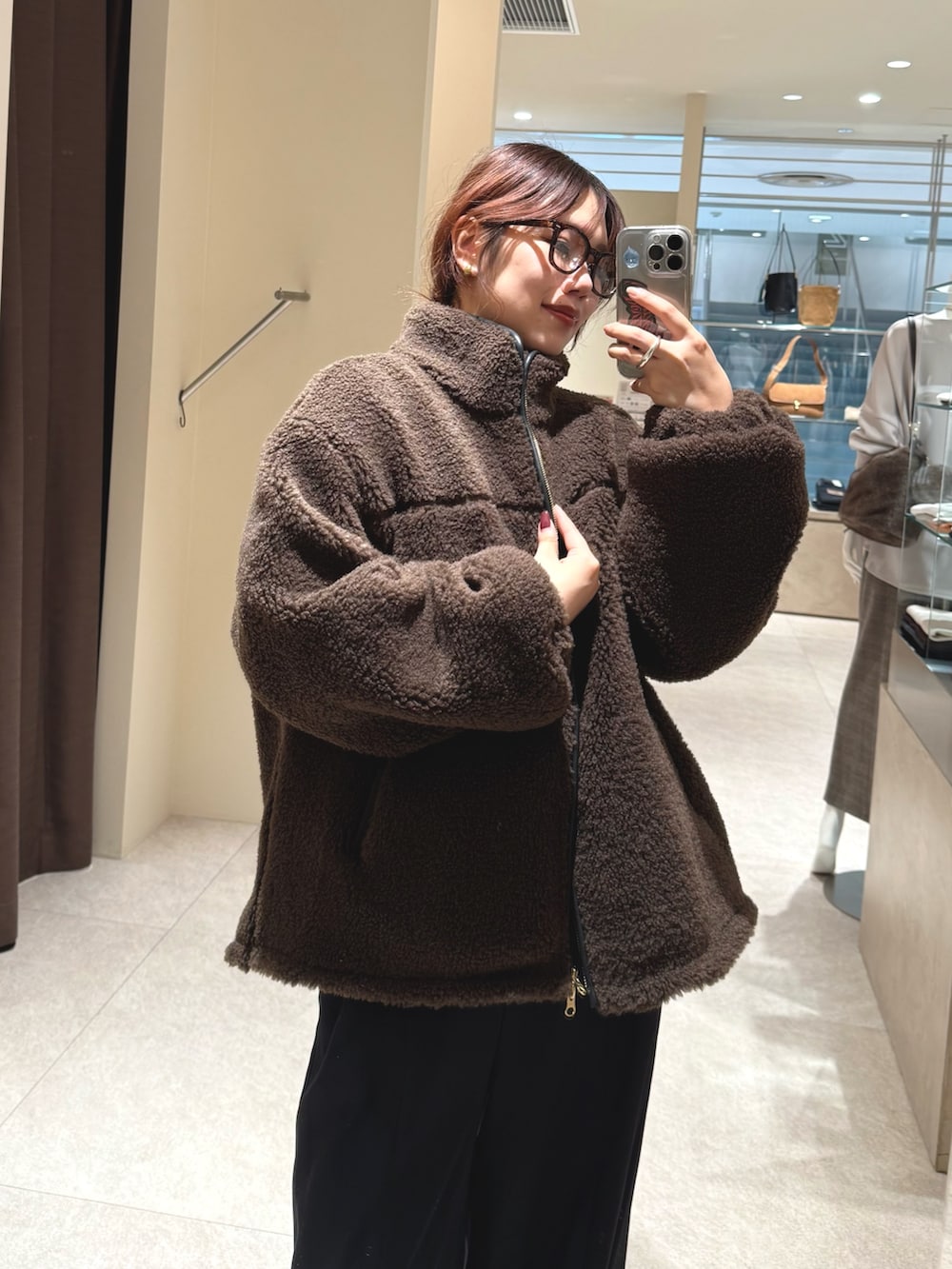 ブラウン系のその他アウター、ブラック系のその他パンツを着用したレディースの秋コーディネートの3枚目の写真