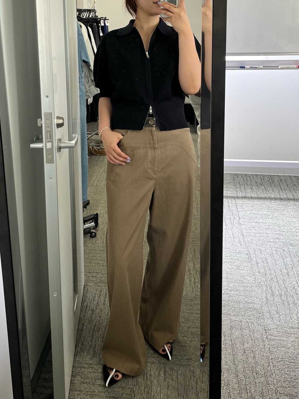 ブラウン系のその他パンツ、ブラック系のパーカーを着用したレディースの夏コーディネートの2枚目の写真