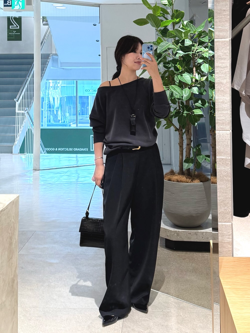 グレー系のTシャツ/カットソー、ブラック系のスラックス、ブラック系のその他小物を着用したレディースの夏コーディネートの3枚目の写真