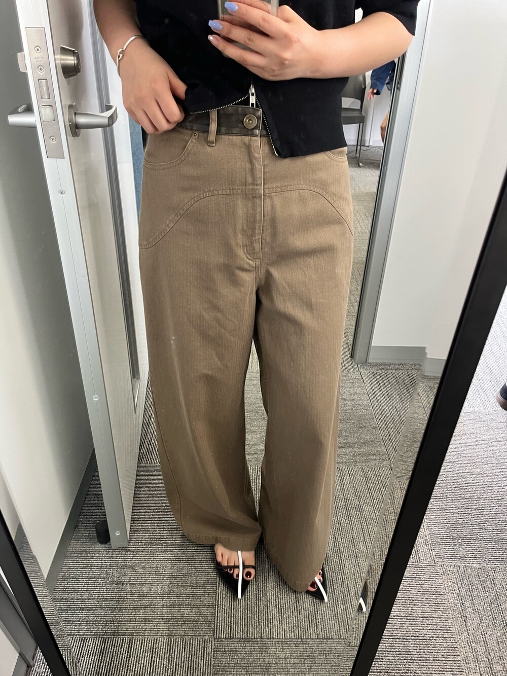 ブラウン系のその他パンツ、ブラック系のパーカーを着用したレディースの夏コーディネートの4枚目の写真