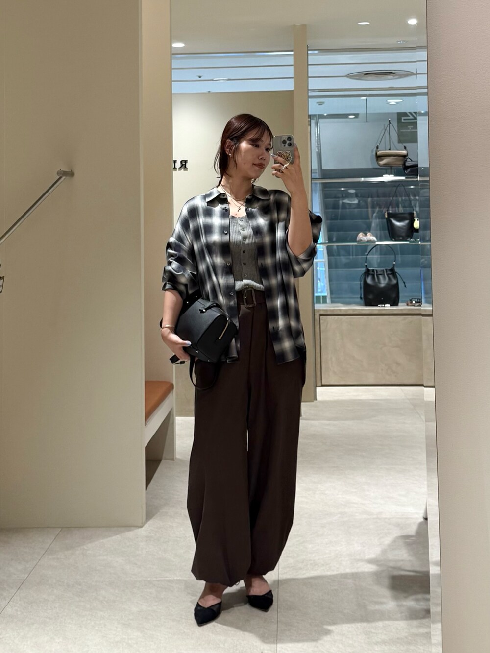 ブラウン系のその他パンツ、グレー系のニット/セーター、ブルー系のシャツ/ブラウスを着用したレディースの夏コーディネートの3枚目の写真