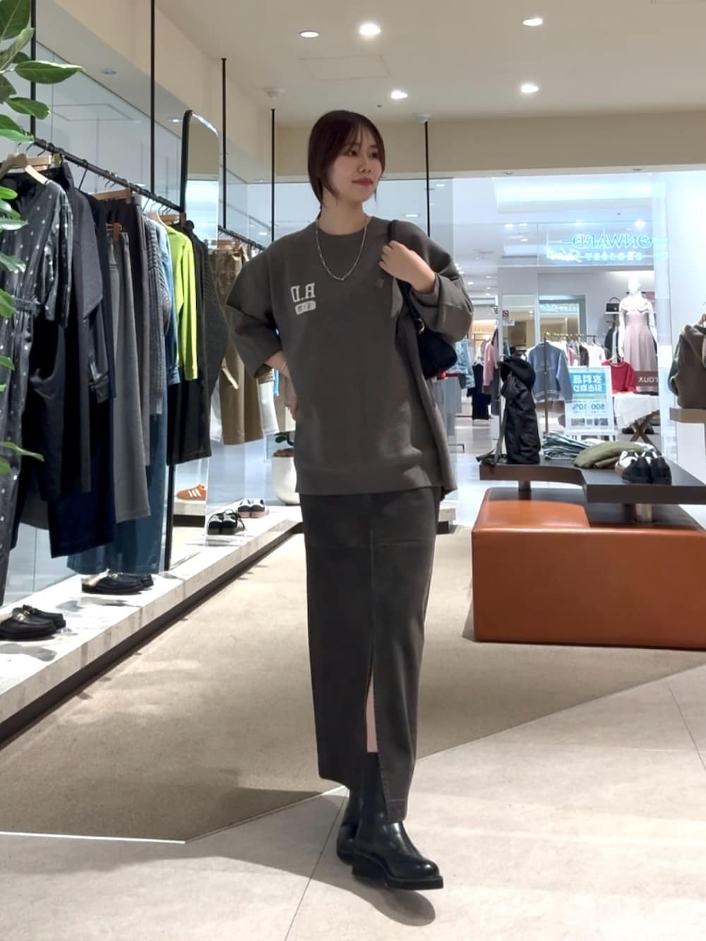 ブラック系のその他アウター、グレー系のスカート、グレー系のニット/セーターを着用したレディースの冬コーディネートの4枚目の写真