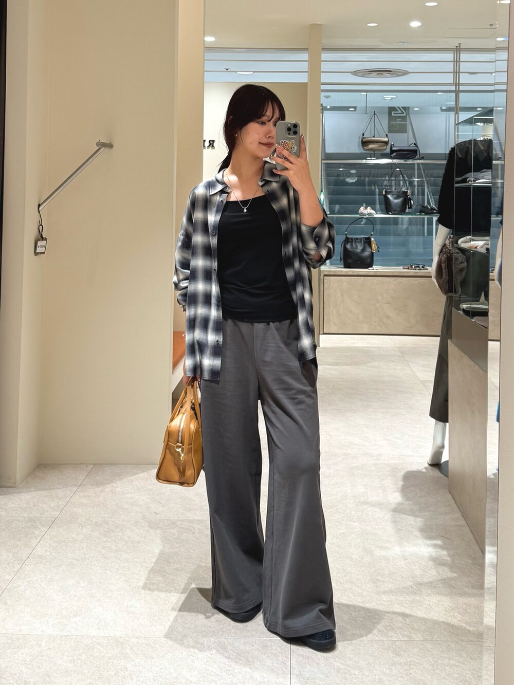 グレー系のその他パンツ、ブルー系のシャツ/ブラウスを着用したレディースの秋コーディネートの3枚目の写真