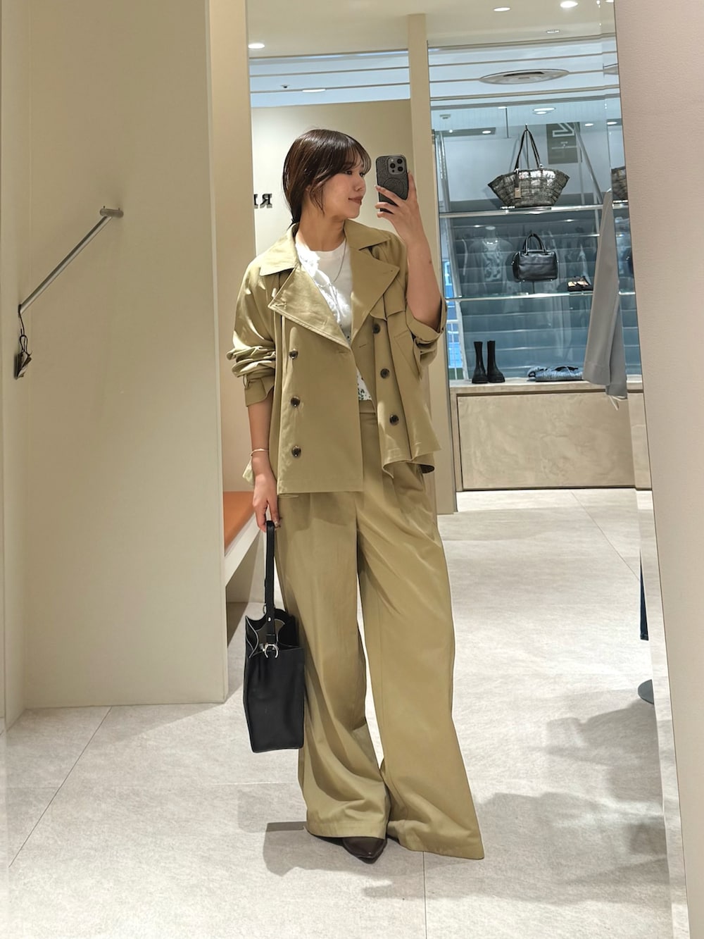 ベージュ系のトレンチコート、ベージュ系のその他パンツを着用したレディースの冬コーディネートの3枚目の写真