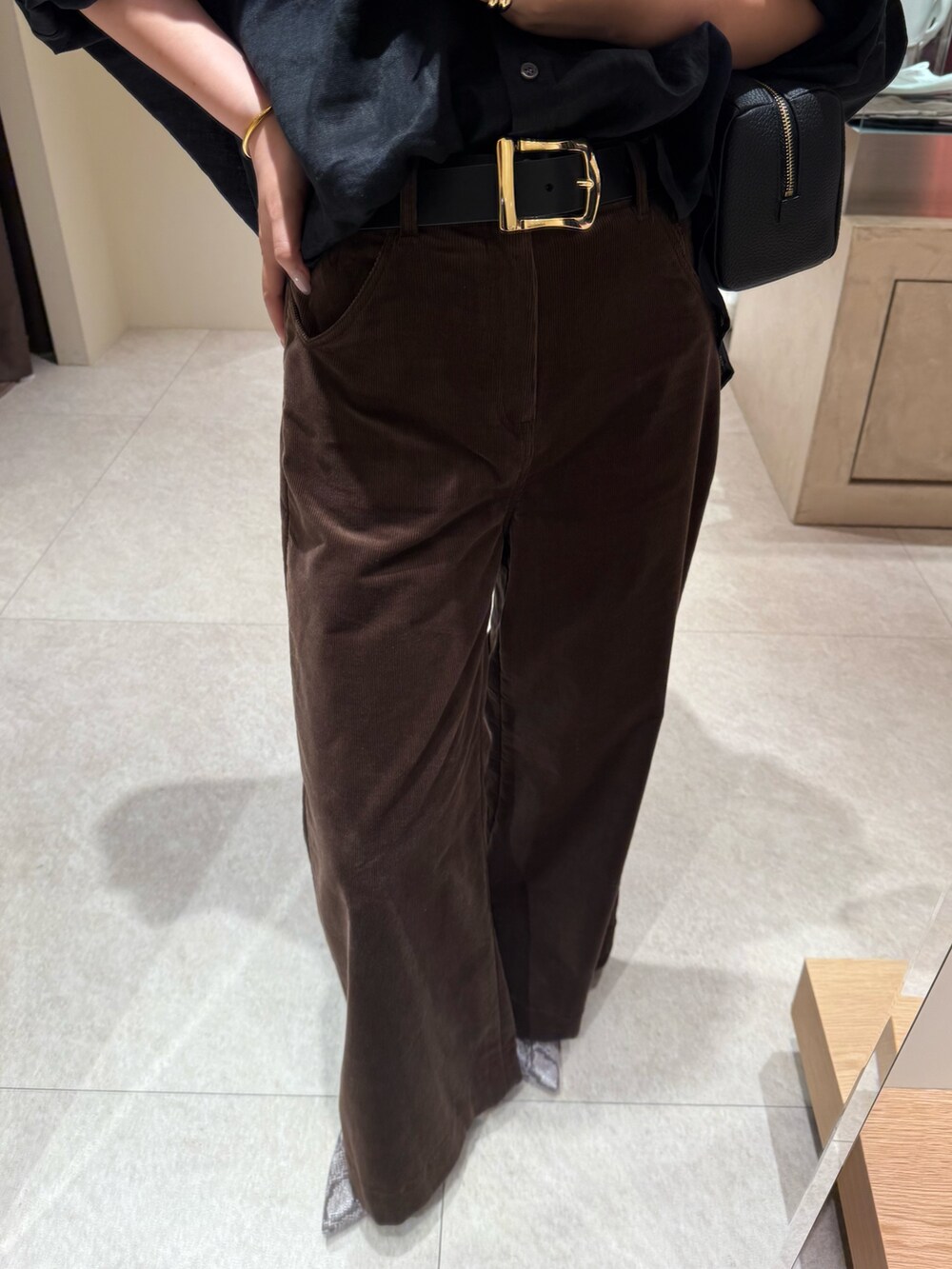 ブラウン系のその他パンツ、ブラック系のシャツ/ブラウス、ブラック系のショルダーバッグを着用したレディースの夏コーディネートの5枚目の写真