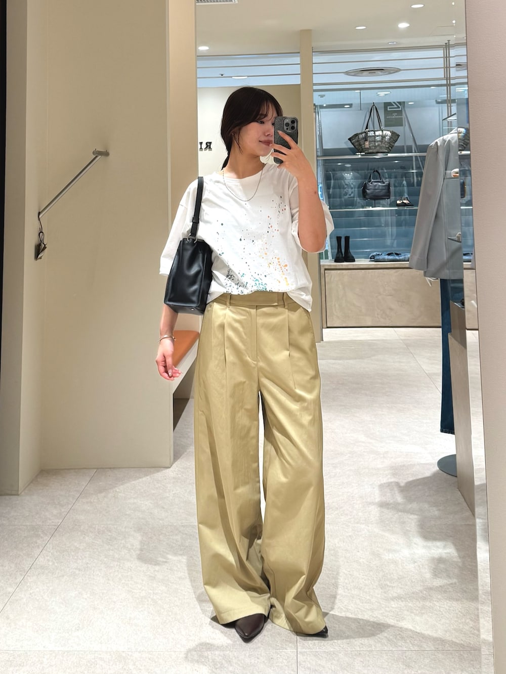 ベージュ系のトレンチコート、ベージュ系のその他パンツを着用したレディースの冬コーディネートの5枚目の写真