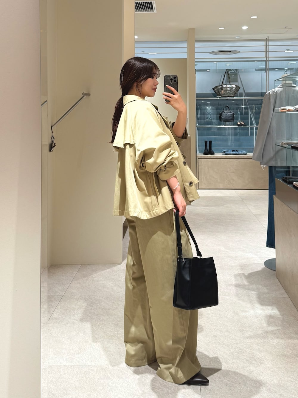 ベージュ系のトレンチコート、ベージュ系のその他パンツを着用したレディースの冬コーディネートの4枚目の写真