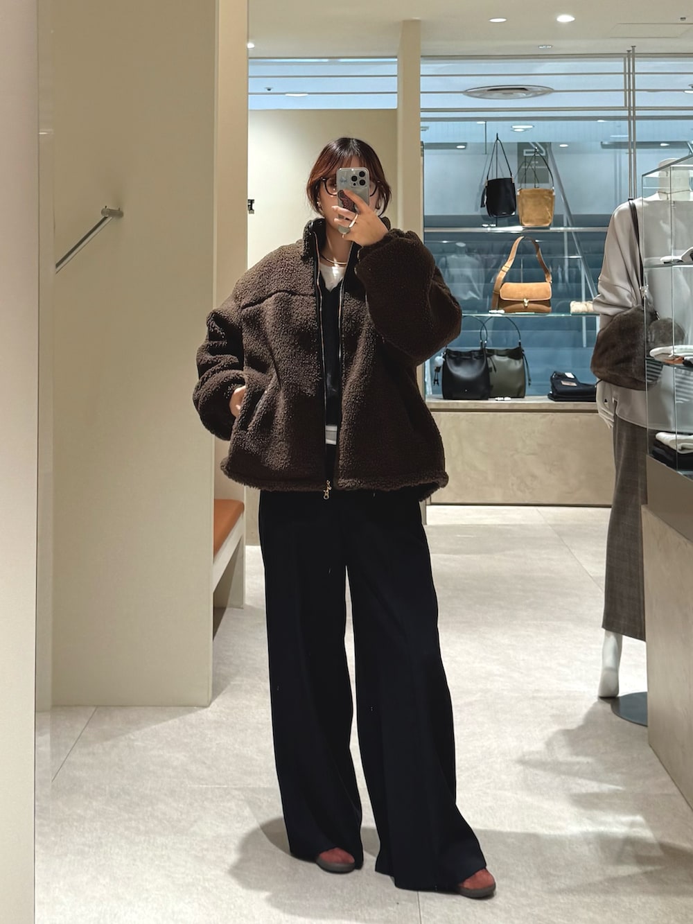 ブラウン系のその他アウター、ブラック系のその他パンツを着用したレディースの秋コーディネートの2枚目の写真