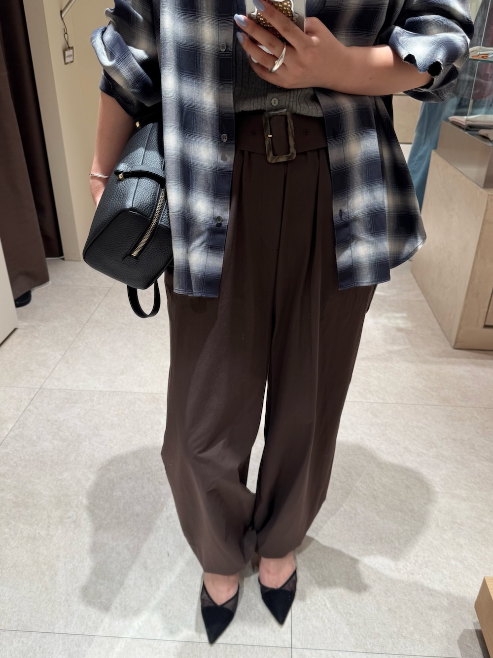 ブラウン系のその他パンツ、グレー系のニット/セーター、ブルー系のシャツ/ブラウスを着用したレディースの夏コーディネートの5枚目の写真