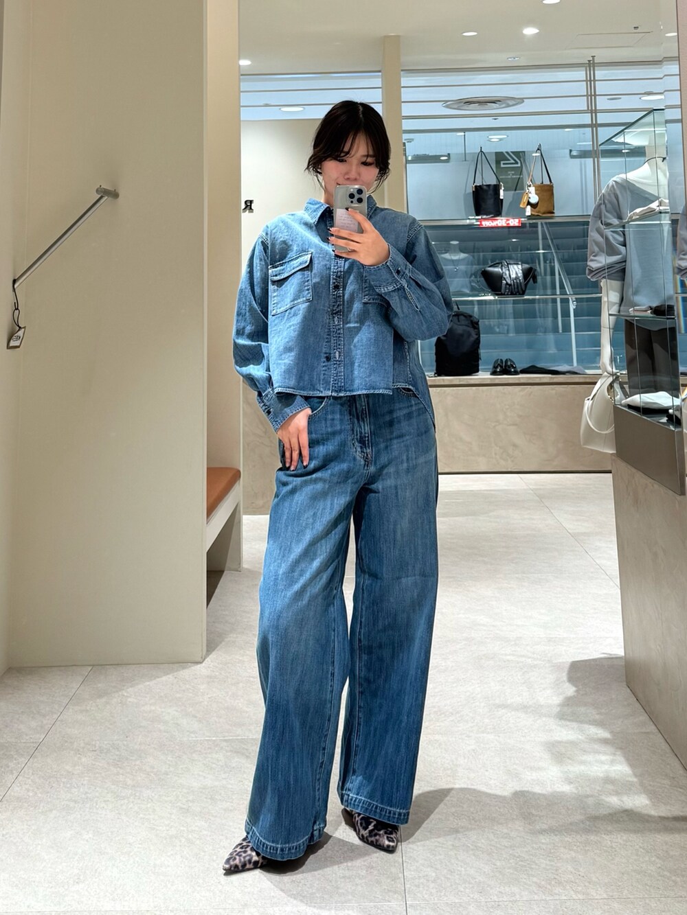ブルー系のシャツ/ブラウス、ブルー系のデニムパンツ、ベージュ系のその他シューズを着用したレディースの冬コーディネートの3枚目の写真