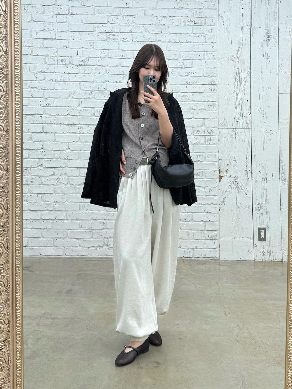 ベージュ系のその他パンツ、ブラウン系のニット/セーター、ブラック系のテーラードジャケットを着用したレディースの春コーディネートの4枚目の写真